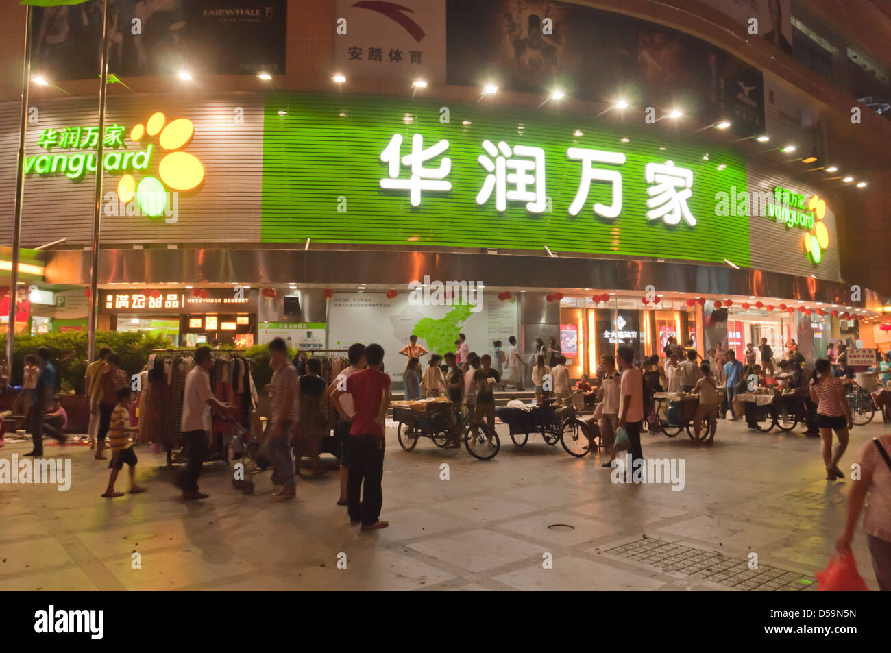 Zhuhai Vanguard door hawkers Night Market Stock Photo