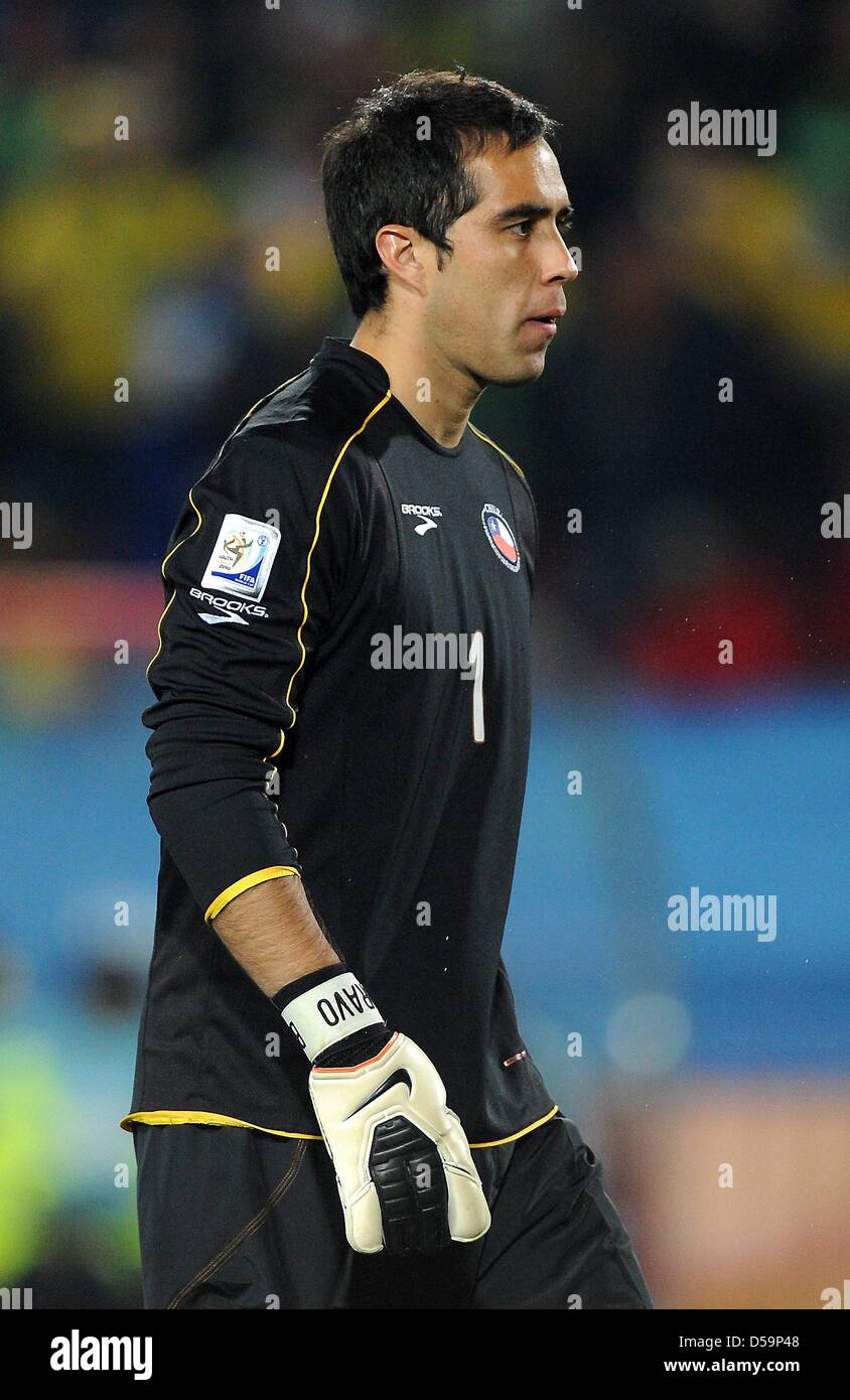 Chile's goalkeeper Claudio Bravo during the 2010 FIFA World Cup Round of Sixteen match between Brazil and Chile at the Ellis Park Stadium in Johannesburg, South Africa 28 June 2010. Photo: Marcus Brandt dpa - Please refer to http://dpaq.de/FIFA-WM2010-TC  +++(c) dpa - Bildfunk+++ Stock Photo
