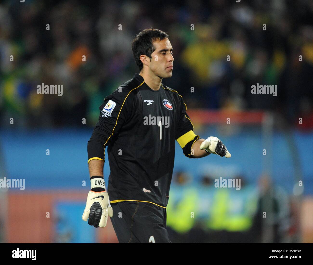 Chile's goalkeeper Claudio Bravo during the 2010 FIFA World Cup Round of Sixteen match between Brazil and Chile at the Ellis Park Stadium in Johannesburg, South Africa 28 June 2010. Photo: Marcus Brandt dpa - Please refer to http://dpaq.de/FIFA-WM2010-TC Stock Photo