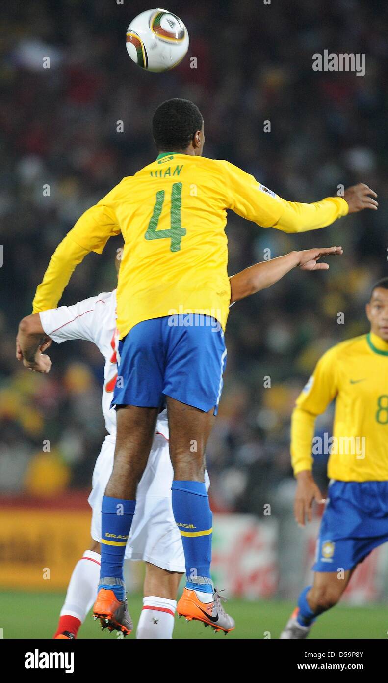 Brazil's Juan vie for the ball with Chile's Humberto Suazo during the 2010 FIFA World Cup Round of Sixteen match between Brazil and Chile at the Ellis Park Stadium in Johannesburg, South Africa 28 June 2010. Photo: Marcus Brandt dpa - Please refer to http://dpaq.de/FIFA-WM2010-TC Stock Photo