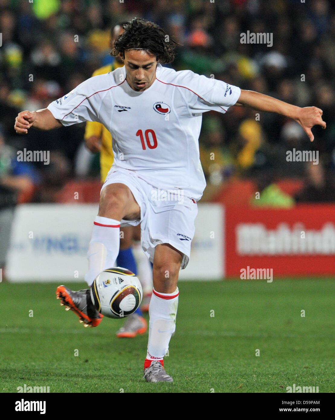 Jorge Valdivia of Chile controls the ball during the 2010 FIFA World Cup Round of Sixteen match between Brazil and Chile at the Ellis Park Stadium in Johannesburg, South Africa 28 June 2010. Photo: Bernd Weissbrod dpa - Please refer to http://dpaq.de/FIFA-WM2010-TC Stock Photo
