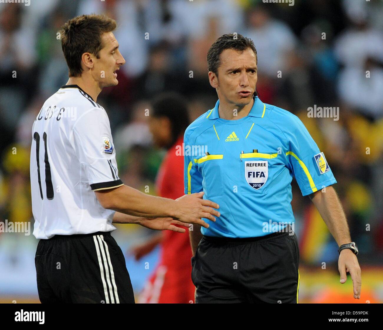 Germany's Miroslav Klose argues with Uruguayan referee Jorge Larrionda during the 2010 FIFA World Cup Round of Sixteen match between Germany and England at the Free State Stadium in Bloemfontein, South Africa 27 June 2010. Photo: Marcus Brandt dpa - Please refer to http://dpaq.de/FIFA-WM2010-TC Stock Photo