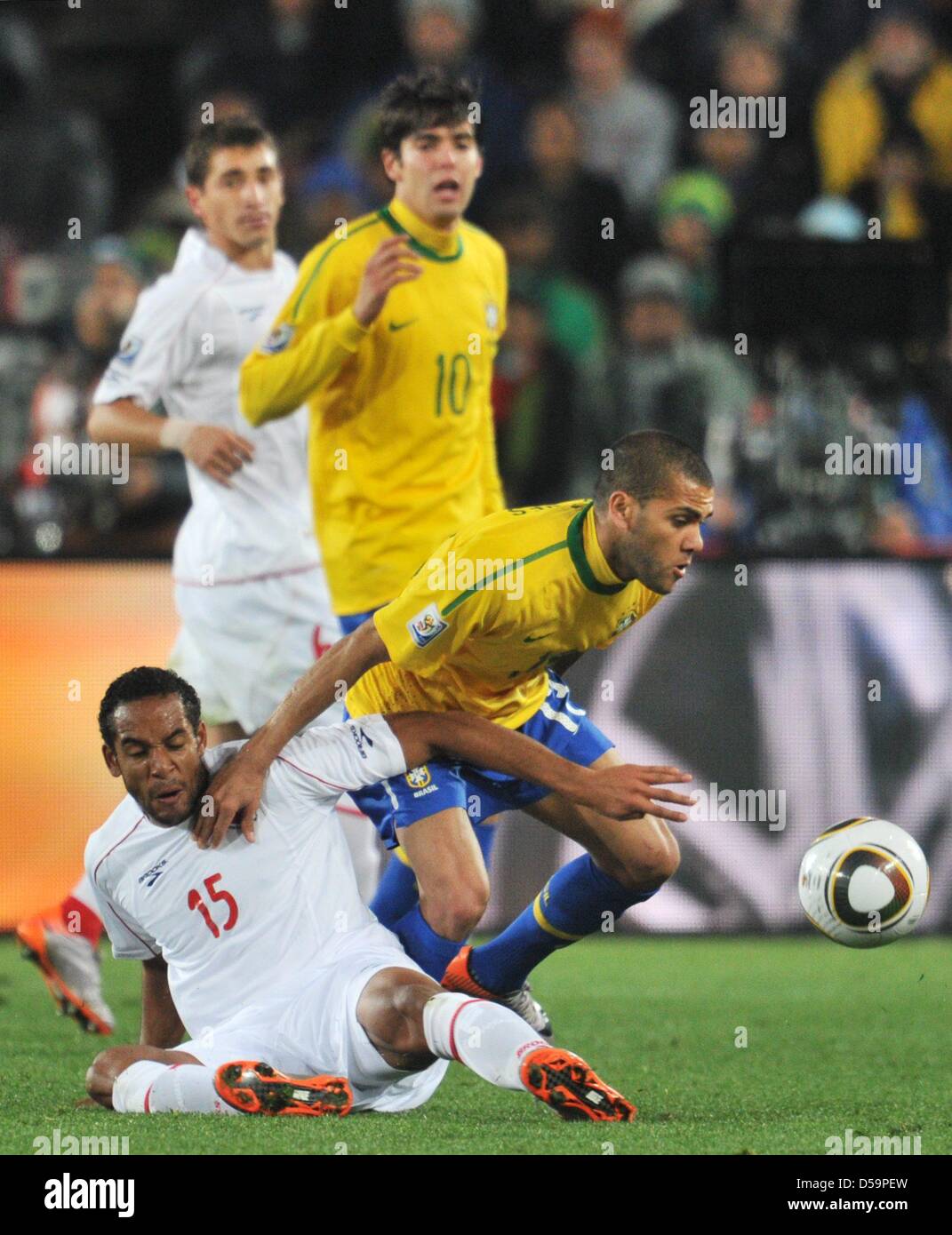 Jean Beausejour (L) of Chile vies with Dani Alves (R) of Brazil during the 2010 FIFA World Cup Round of Sixteen match between Brazil and Chile at the Ellis Park Stadium in Johannesburg, South Africa 28 June 2010. Photo: Bernd Weissbrod dpa - Please refer to http://dpaq.de/FIFA-WM2010-TC Stock Photo