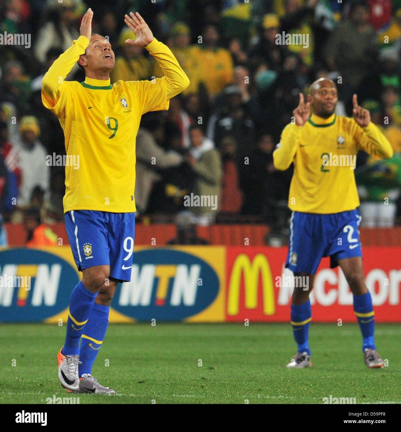 Luis Fabiano (L) and Maicon of Brazil gestures during the 2010 FIFA World Cup Round of Sixteen match between Brazil and Chile at the Ellis Park Stadium in Johannesburg, South Africa 28 June 2010. Photo: Bernd Weissbrod dpa - Please refer to http://dpaq.de/FIFA-WM2010-TC Stock Photo