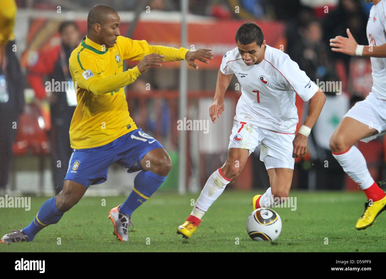 Gilberto Melo (L) of Brazil vies with Alexis Sanchez (C) of Chile during the 2010 FIFA World Cup Round of Sixteen match between Brazil and Chile at the Ellis Park Stadium in Johannesburg, South Africa 28 June 2010. Photo: Bernd Weissbrod dpa - Please refer to http://dpaq.de/FIFA-WM2010-TC Stock Photo