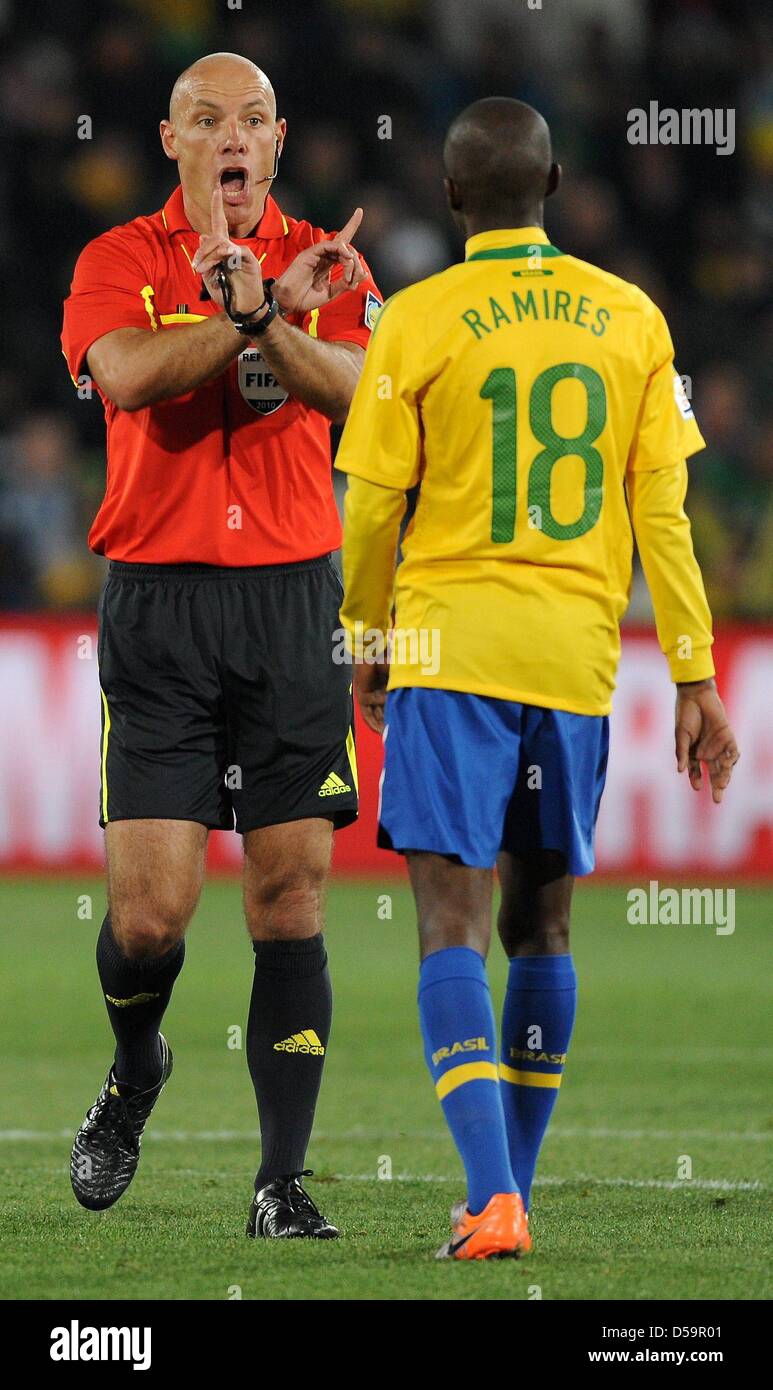 English referee Howard Webb gestures towards Brazil's Ramires during the 2010 FIFA World Cup Round of Sixteen match between Brazil and Chile at the Ellis Park Stadium in Johannesburg, South Africa 28 June 2010. Photo: Marcus Brandt dpa - Please refer to http://dpaq.de/FIFA-WM2010-TC Stock Photo