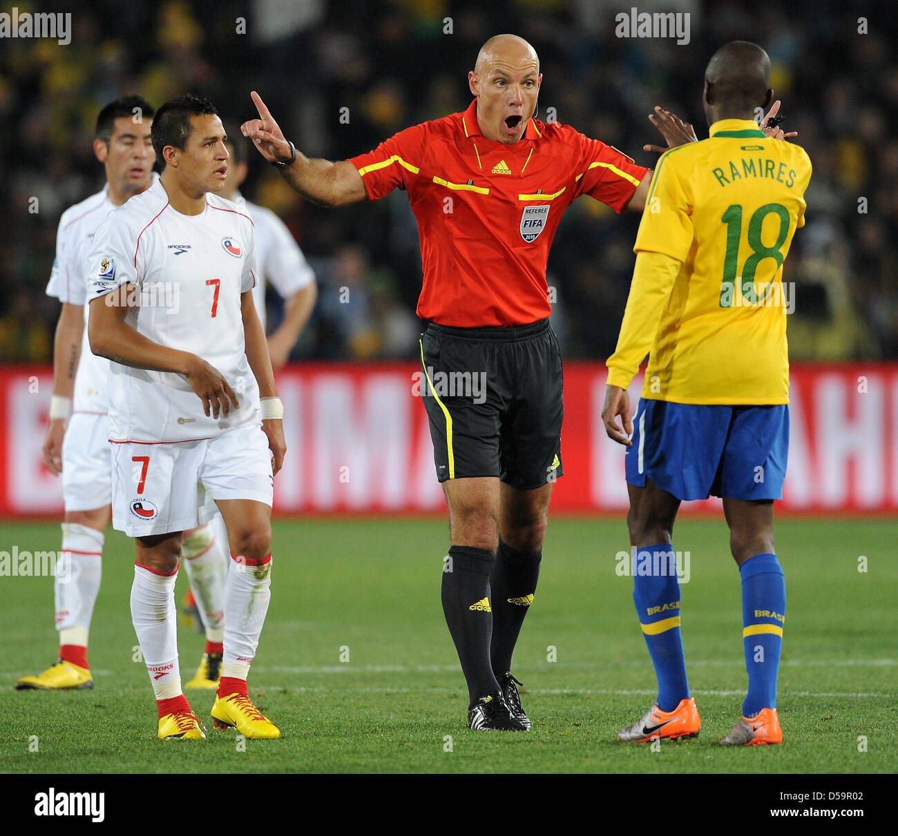 English referee Howard Webb gestures towards Brazil's Ramires as Chile's Alexis Sanchez looks on during the 2010 FIFA World Cup Round of Sixteen match between Brazil and Chile at the Ellis Park Stadium in Johannesburg, South Africa 28 June 2010. Photo: Marcus Brandt dpa - Please refer to http://dpaq.de/FIFA-WM2010-TC Stock Photo
