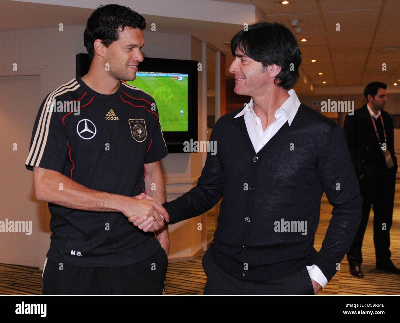 FUSSBALL WM 2010 - Der verletzte Kapitän der deutschen Nationalmannschafts Michael Ballack (l, GER) trifft sich am Donnerstag (01.07.2010) mit Bundestrainer Joachim Loew im Hotel Southern Sun in Kapstadt. FOTO: Pressefoto ULMER/Michael Kienzler dpa Stock Photo