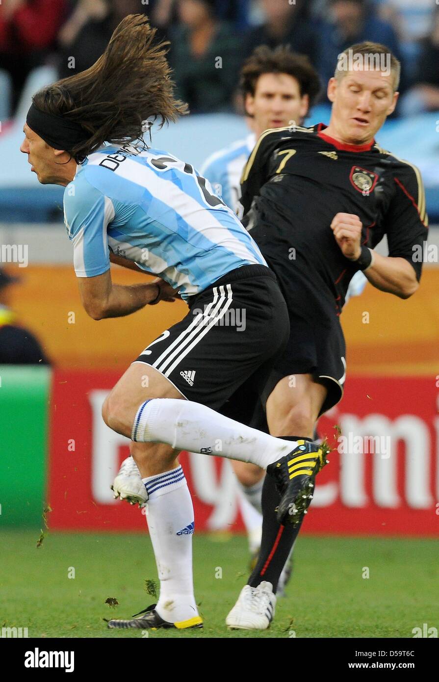 Germany's Bastian Schweinsteiger (R) vies for the ball with Argentina's Martin Demichelis during the 2010 FIFA World Cup quarterfinal match between Argentina and Germany at the Green Point Stadium in Cape Town, South Africa 03 July 2010. Photo: Marcus Brandt dpa - Please refer to http://dpaq.de/FIFA-WM2010-TC  +++(c) dpa - Bildfunk+++ Stock Photo