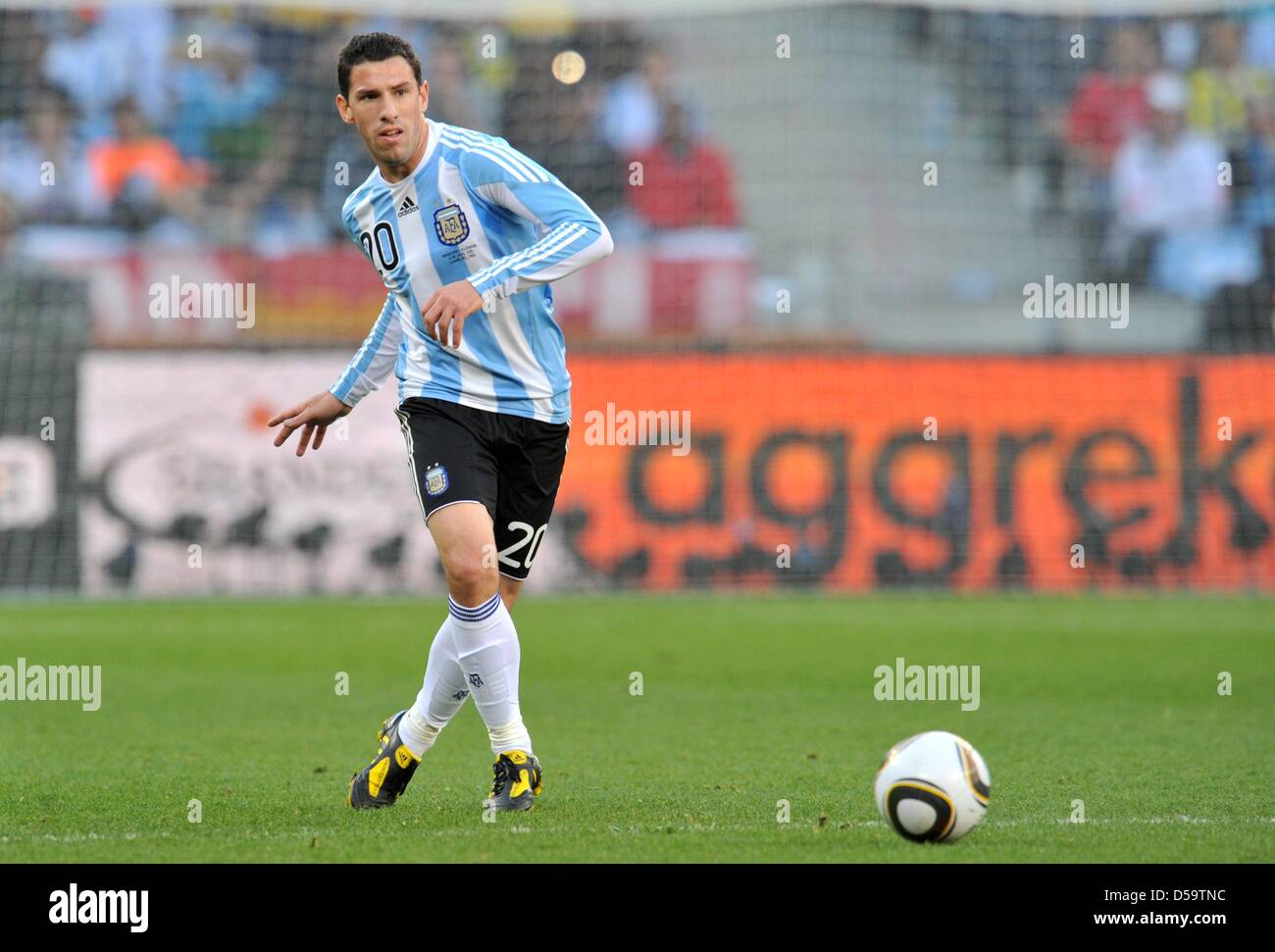 Maxi Rodriguez of Argentina controls the ball during the FIFA World Cup 2010 quarterfinal match between Argentina and Germany at the Green Point Stadium in Cape Town, South Africa 03 July 2010. Photo: Bernd Weissbrod dpa - Please refer to http://dpaq.de/FIFA-WM2010-TC Stock Photo