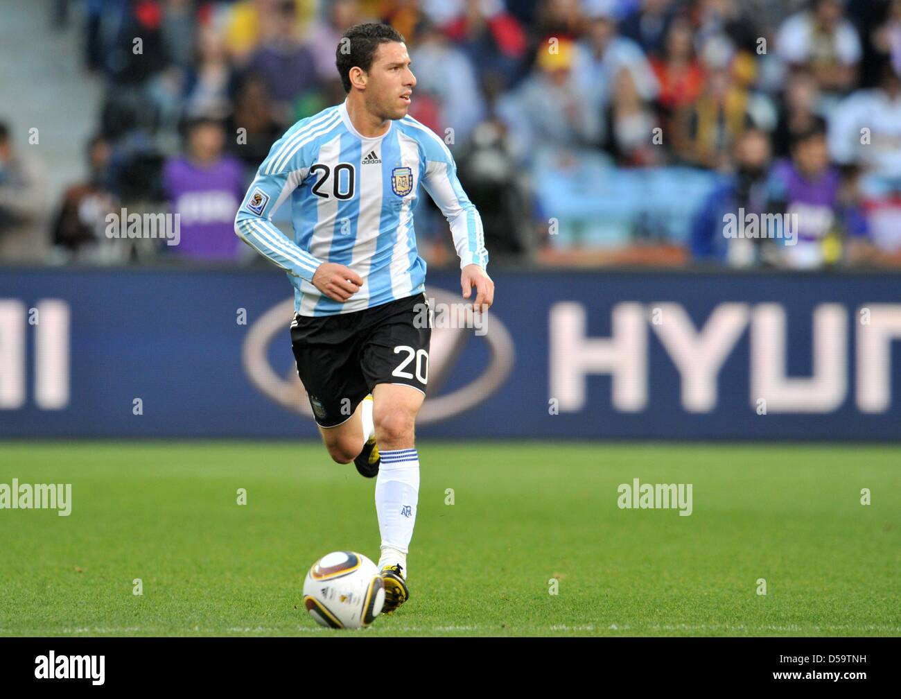 Maxi Rodriguez of Argentina controls the ball during the FIFA World Cup 2010 quarterfinal match between Argentina and Germany at the Green Point Stadium in Cape Town, South Africa 03 July 2010. Photo: Bernd Weissbrod dpa - Please refer to http://dpaq.de/FIFA-WM2010-TC Stock Photo
