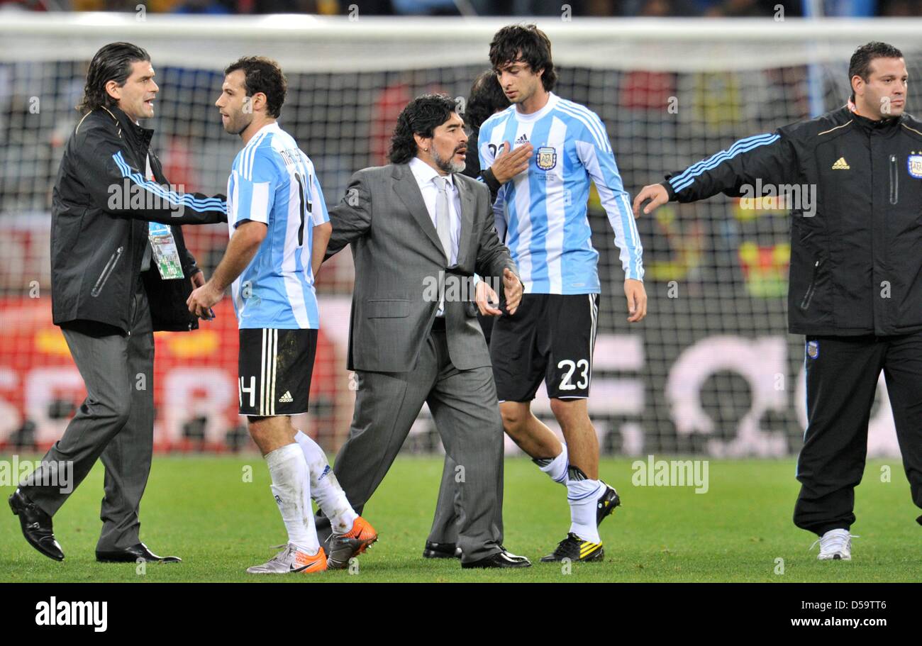 Javier Mascherano (2-L), headcoach Diego Armando Maradona (C) and