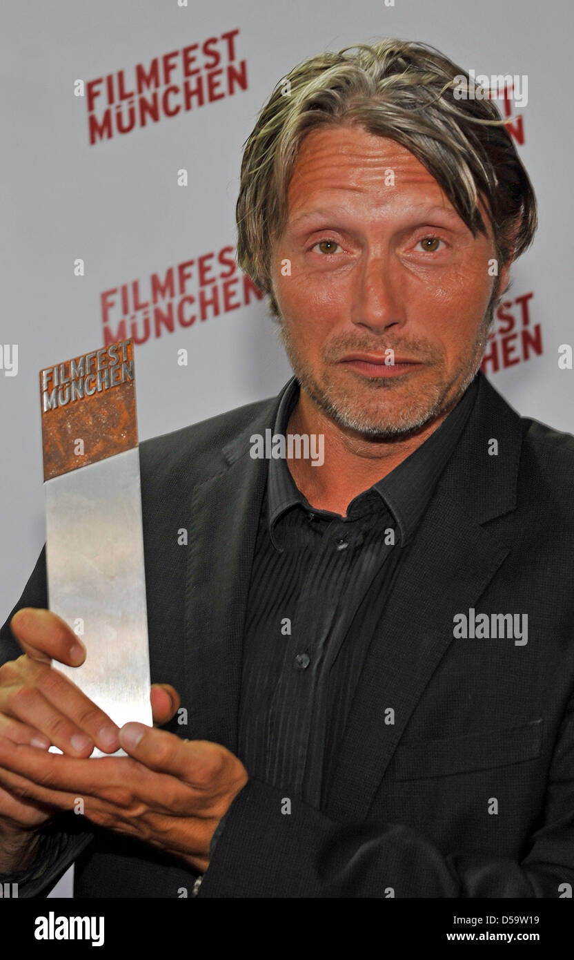 Danish actor Mads Mikkelsen shows off his CineMerit Award during the Munich Film Festival in Munich, Germany, 02 July 2010. This is the 14th time the Munich Film Festival honours extraordinary personalities of the international film business with the award. Photo: Ursula Dueren Stock Photo