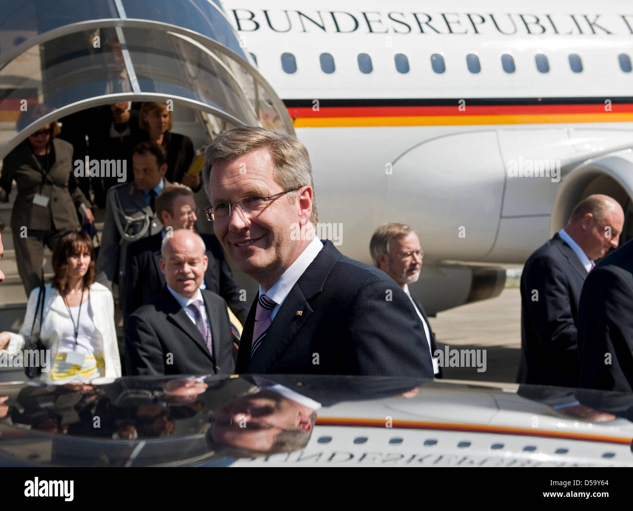 German President Christian Wulff arrives in Paris, France, 07 July 2010. Mr Wulff's first offical visit leads him to  France and Belgium, his first station will be the European Parliament in Strasbourg. Photo: FEDERAL GOVERNMENT/STEFFEN KUGLER Stock Photo