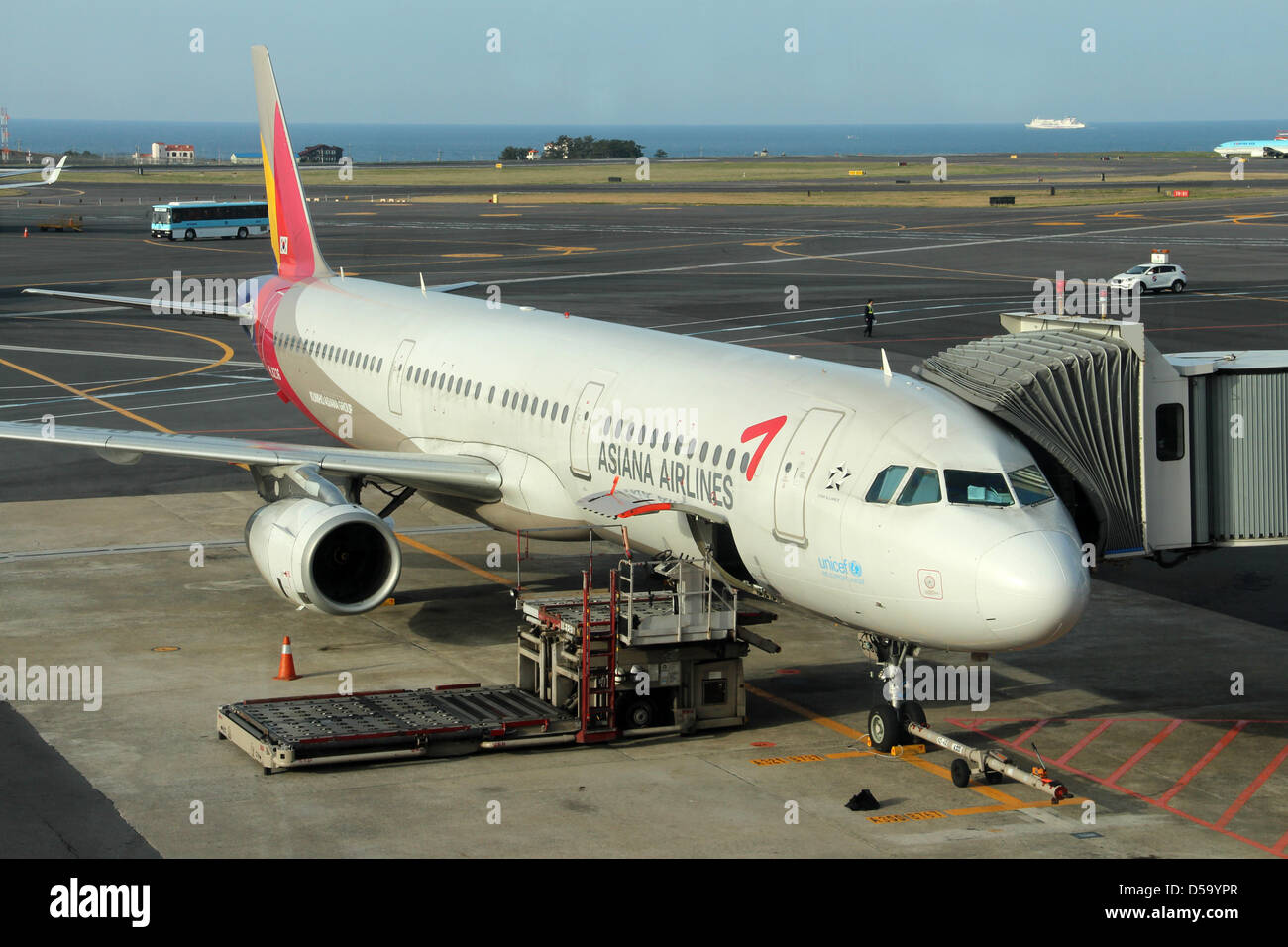 South Korea: Asiana Airlines HL8236 (Airbus A321-231) at Jeju International Airport Stock Photo