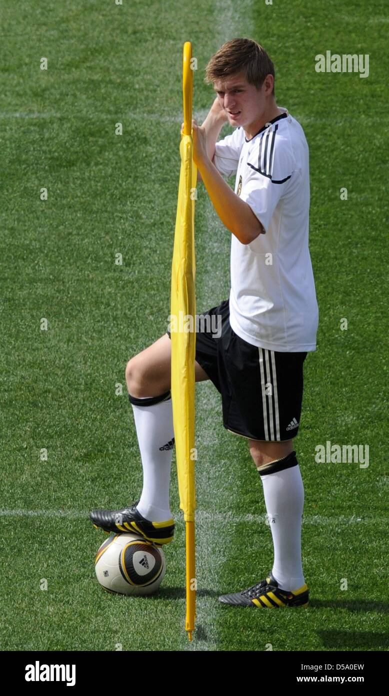  Foto zu German player Toni Kroos during a training session of the German 