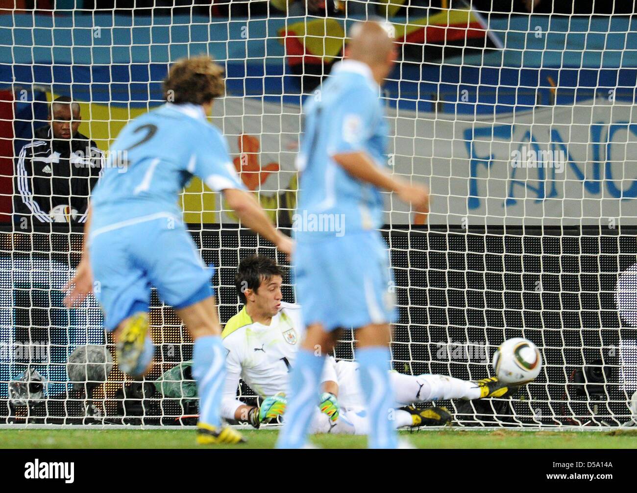 Goalkeeper Fernando Muslera (C) of Uruguay during the 2010 FIFA World Cup third place match between Uruguay and Germany at the Nelson Mandela Bay Stadium in Port Elizabeth, South Africa 10 July 2010. Photo: Bernd Weissbrod dpa - Please refer to http://dpaq.de/FIFA-WM2010-TC  +++(c) dpa - Bildfunk+++ Stock Photo