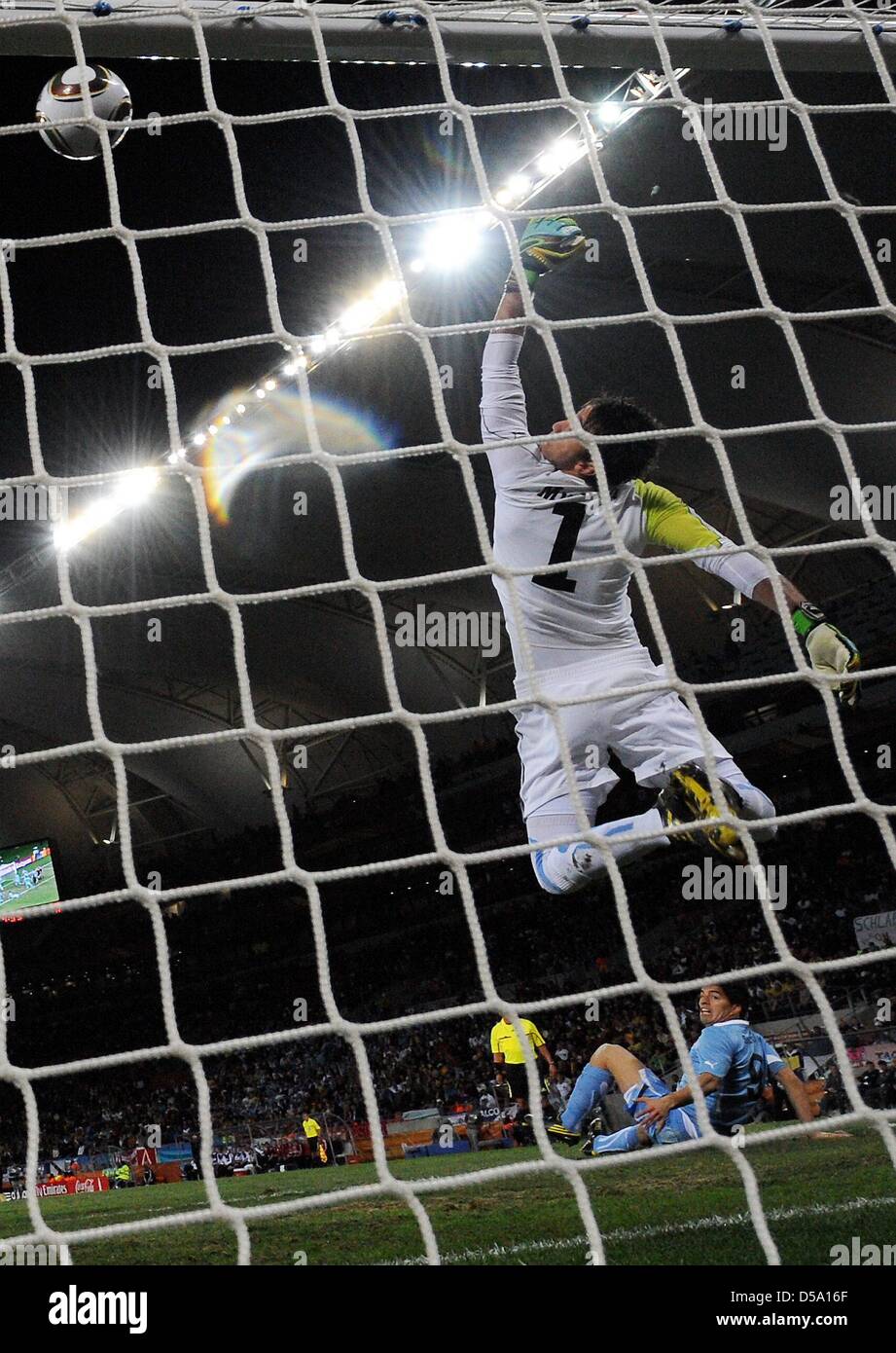 Uruguay's goalkeeper Fernando Muslera goes for the ball during the 2010 FIFA World Cup third place match between Uruguay and Germany at the Nelson Mandela Bay Stadium in Port Elizabeth, South Africa 10 July 2010. Photo: Marcus Brandt dpa - Please refer to http://dpaq.de/FIFA-WM2010-TC  +++(c) dpa - Bildfunk+++ Stock Photo