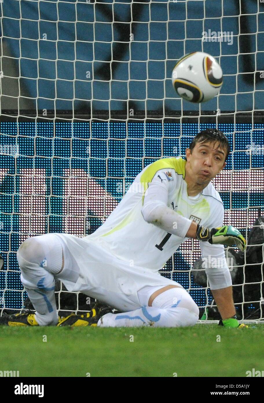 Uruguay's goalkeeper Fernando Muslera in action during the 2010 FIFA World Cup third place match between Uruguay and Germany at the Nelson Mandela Bay Stadium in Port Elizabeth, South Africa 10 July 2010. Germany won 3:2. Photo: Marcus Brandt dpa - Please refer to http://dpaq.de/FIFA-WM2010-TC Stock Photo
