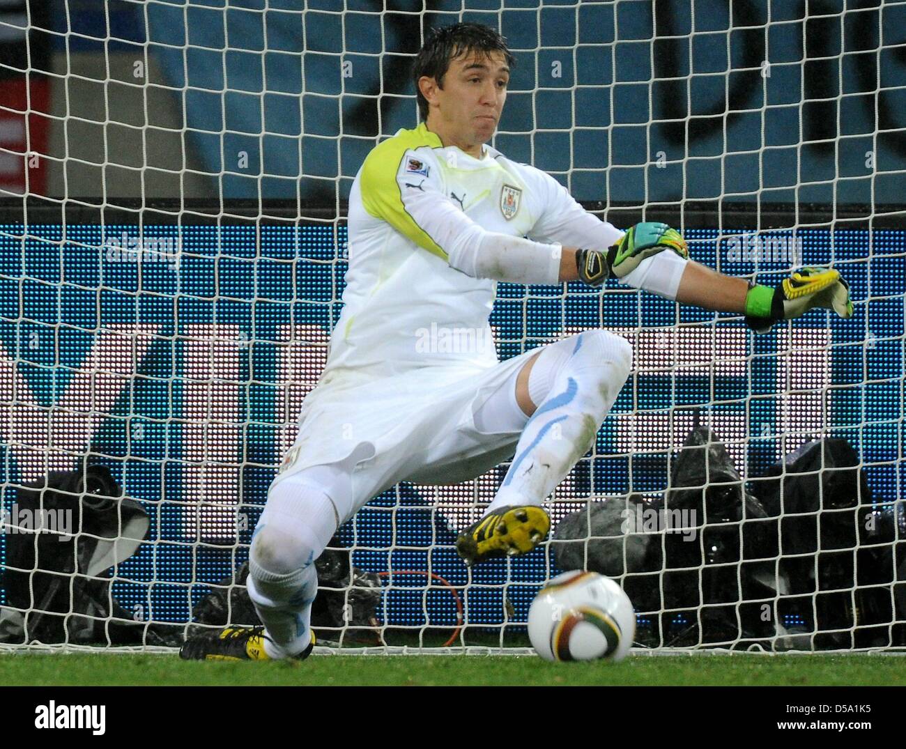 Uruguay's goalkeeper Fernando Muslera in action during the 2010 FIFA World Cup third place match between Uruguay and Germany at the Nelson Mandela Bay Stadium in Port Elizabeth, South Africa 10 July 2010. Germany won 3:2. Photo: Marcus Brandt dpa - Please refer to http://dpaq.de/FIFA-WM2010-TC Stock Photo