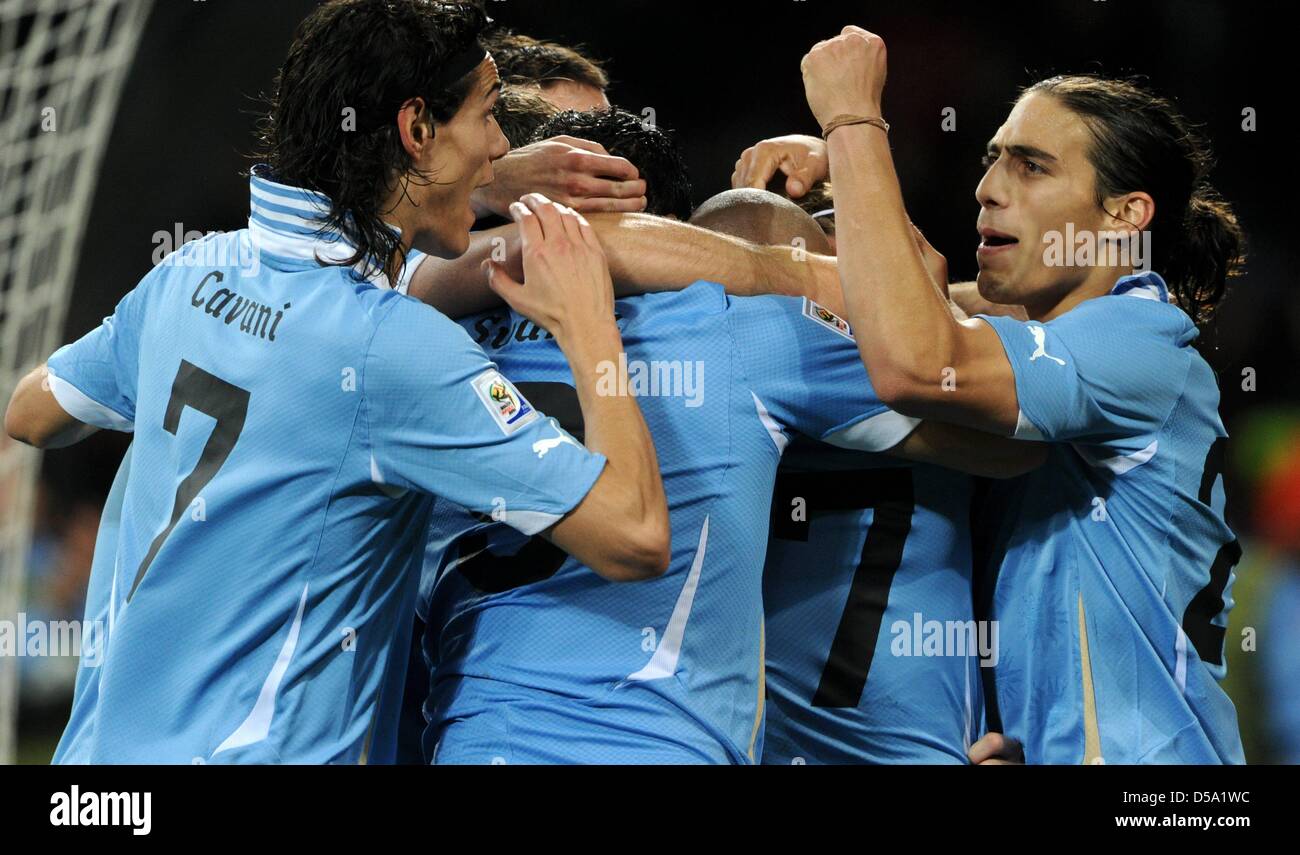 Uruguay's Edinson Cavani (L) and Martin Carceres celebrate with the team during the 2010 FIFA World Cup third place match between Uruguay and Germany at the Nelson Mandela Bay Stadium in Port Elizabeth, South Africa 10 July 2010. Photo: Marcus Brandt dpa - Please refer to http://dpaq.de/FIFA-WM2010-TC Stock Photo