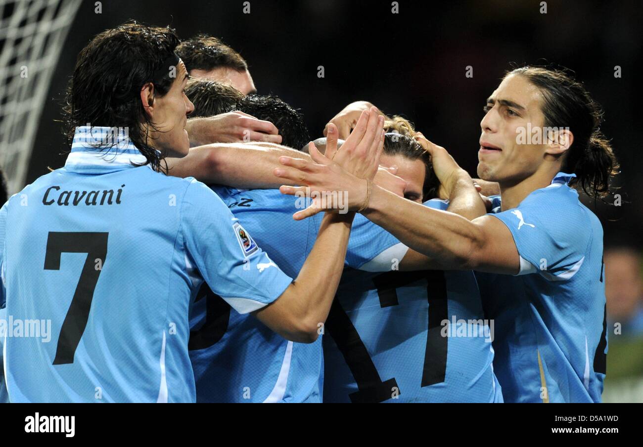 Uruguay's Edinson Cavani (L) and Martin Carceres celebrate with the team during the 2010 FIFA World Cup third place match between Uruguay and Germany at the Nelson Mandela Bay Stadium in Port Elizabeth, South Africa 10 July 2010. Photo: Marcus Brandt dpa - Please refer to http://dpaq.de/FIFA-WM2010-TC Stock Photo