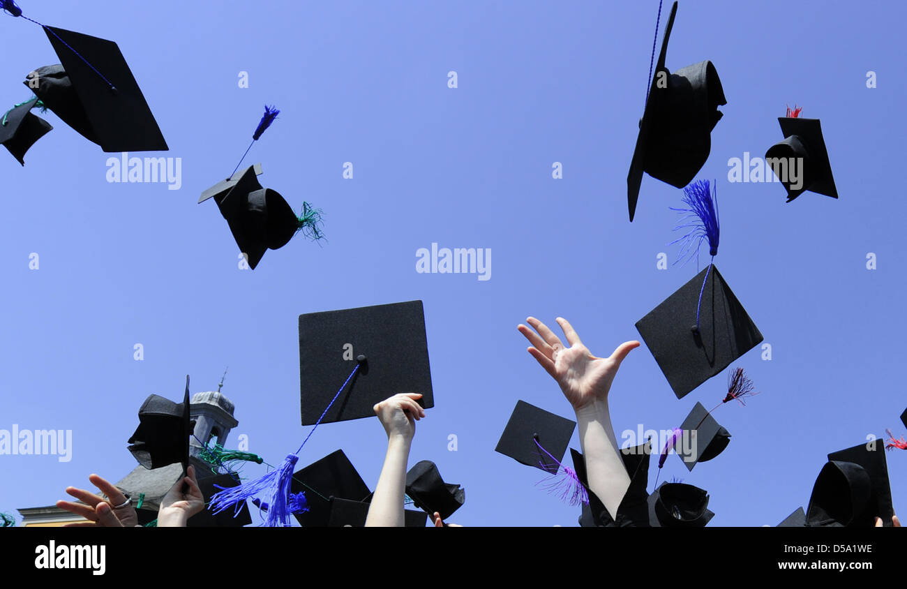 Статус выпускник вуза. Статус выпускник вуза. Статус выпускник вуза. Радостные выпускники. Выпускники университета.