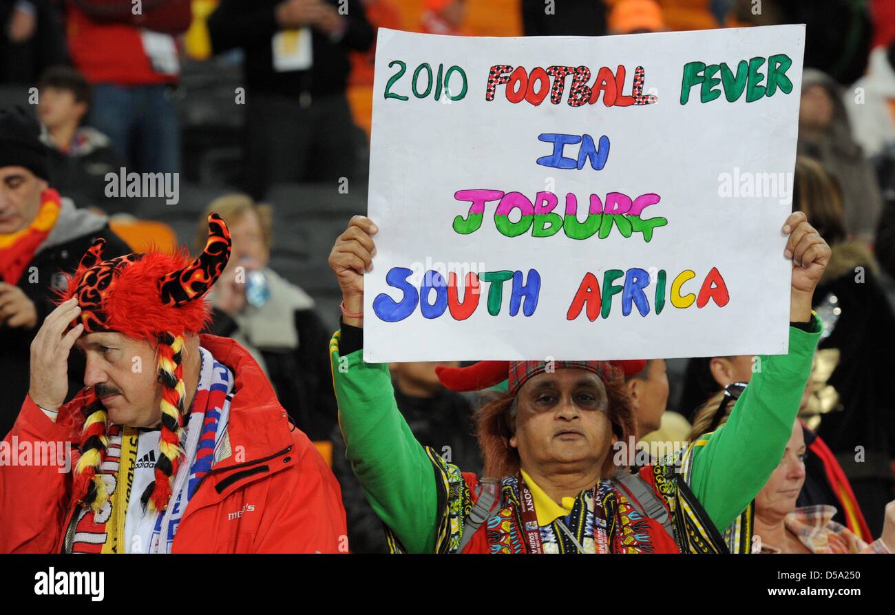 Fans celebrate on the stand prior to the 2010 FIFA World Cup final match between the Netherlands and Spain at Soccer City Stadium in Johannesburg, South Africa 11 July 2010. Photo: Marcus Brandt dpa - Please refer to http://dpaq.de/FIFA-WM2010-TC  +++(c) dpa - Bildfunk+++ Stock Photo