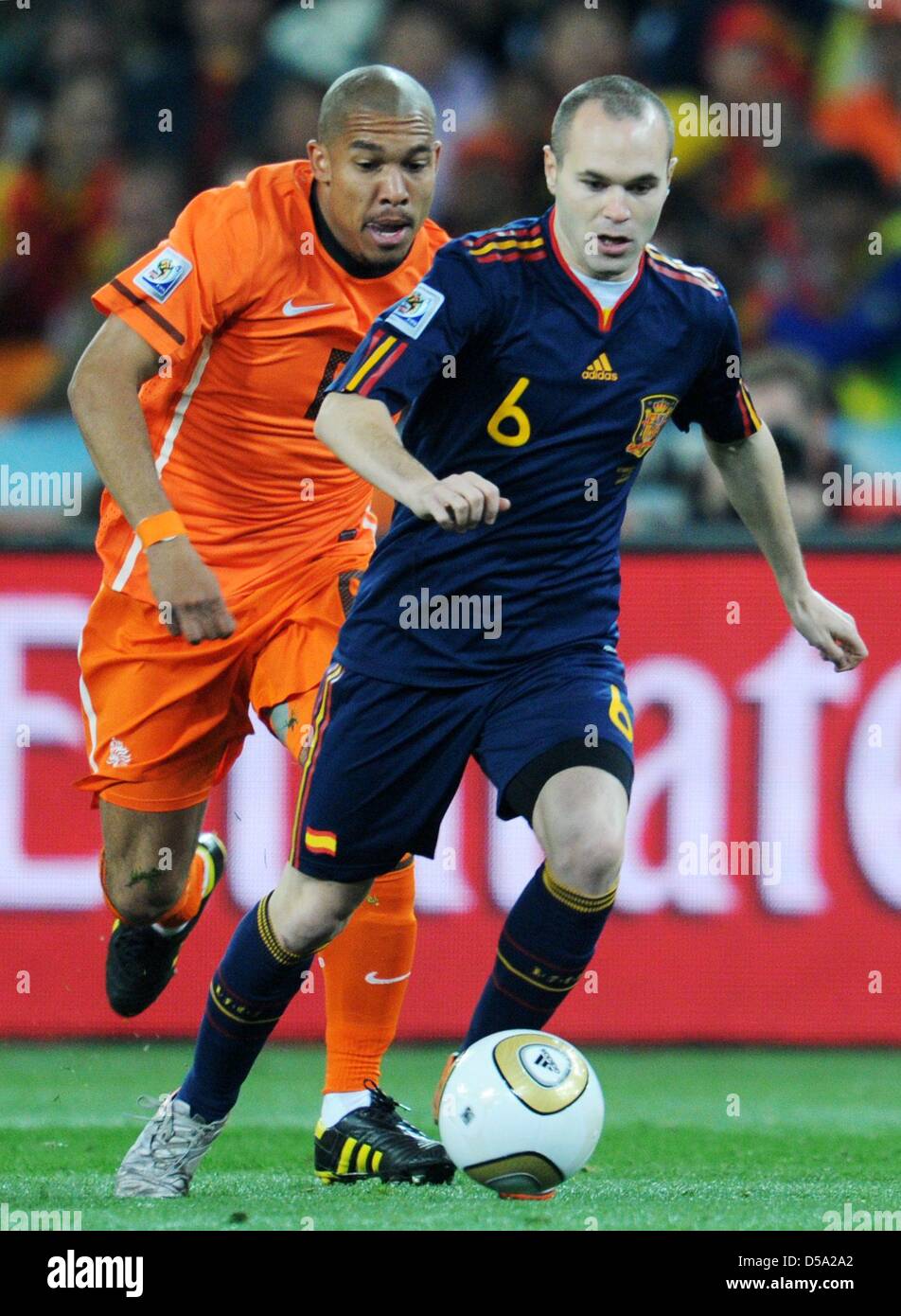Andres Iniesta (R) of Spain vies with Nigel de Jong of the Netherlands during the 2010 FIFA World Cup final match between the Netherlands and Spain at the Soccer City Stadium in Johannesburg, South Africa 11 July 2010. Photo: Bernd Weissbrod dpa - Please refer to http://dpaq.de/FIFA-WM2010-TC  +++(c) dpa - Bildfunk+++ Stock Photo