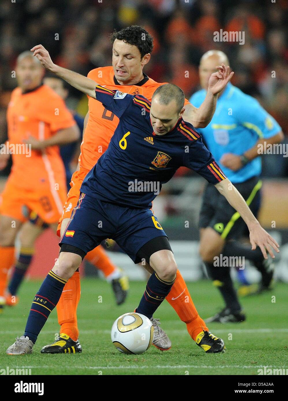 Spain's Andres Iniesta (R) vies for the ball with Netherland's Mark van Bommel during the 2010 FIFA World Cup final match between the Netherlands and Spain at Soccer City Stadium in Johannesburg, South Africa 11 July 2010. Photo: Marcus Brandt dpa - Please refer to http://dpaq.de/FIFA-WM2010-TC  +++(c) dpa - Bildfunk+++ Stock Photo