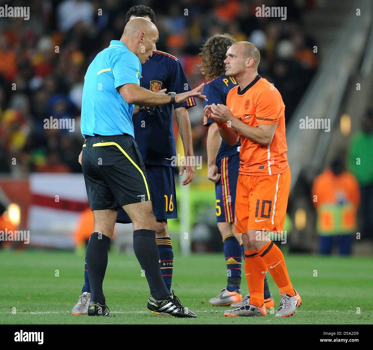 Dutch Wesley Sneijder (R) argues with English referee Howard Webb during the 2010 FIFA World Cup final match between the Netherlands and Spain at Soccer City Stadium in Johannesburg, South Africa 11 July 2010. Photo: Marcus Brandt dpa - Please refer to http://dpaq.de/FIFA-WM2010-TC  +++(c) dpa - Bildfunk+++ Stock Photo