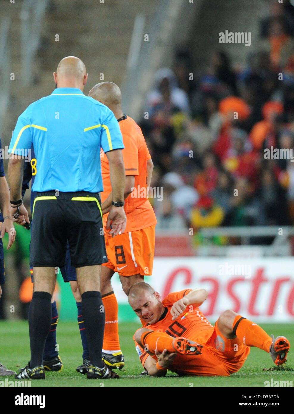 Dutch Wesley Sneijder (R) on the ground watched by English referee Howard Webb during the 2010 FIFA World Cup final match between the Netherlands and Spain at Soccer City Stadium in Johannesburg, South Africa 11 July 2010. Photo: Marcus Brandt dpa - Please refer to http://dpaq.de/FIFA-WM2010-TC  +++(c) dpa - Bildfunk+++ Stock Photo