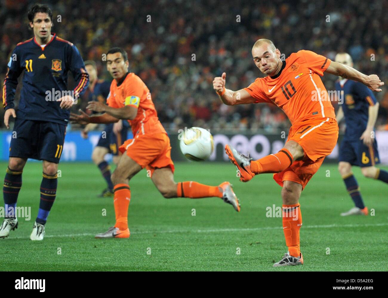 Wesley Sneijder (R) of the Netherlands during the 2010 FIFA World Cup final match between the Netherlands and Spain at the Soccer City Stadium in Johannesburg, South Africa 11 July 2010. Photo: Bernd Weissbrod dpa - Please refer to http://dpaq.de/FIFA-WM2010-TC Stock Photo