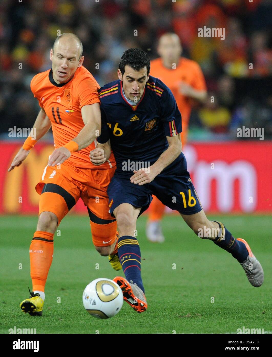 Dutch Arjen Robben (L) vies for the ball with Spain's Sergio Busquets during the 2010 FIFA World Cup final match between the Netherlands and Spain at Soccer City Stadium in Johannesburg, South Africa 11 July 2010. Photo: Marcus Brandt dpa - Please refer to http://dpaq.de/FIFA-WM2010-TC Stock Photo