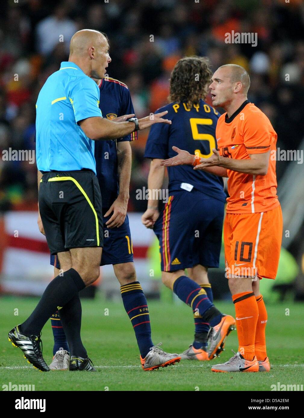 Dutch Wesley Sneijder (R) argues with English referee Howard Webb during the 2010 FIFA World Cup final match between the Netherlands and Spain at Soccer City Stadium in Johannesburg, South Africa 11 July 2010. Photo: Marcus Brandt dpa - Please refer to http://dpaq.de/FIFA-WM2010-TC Stock Photo