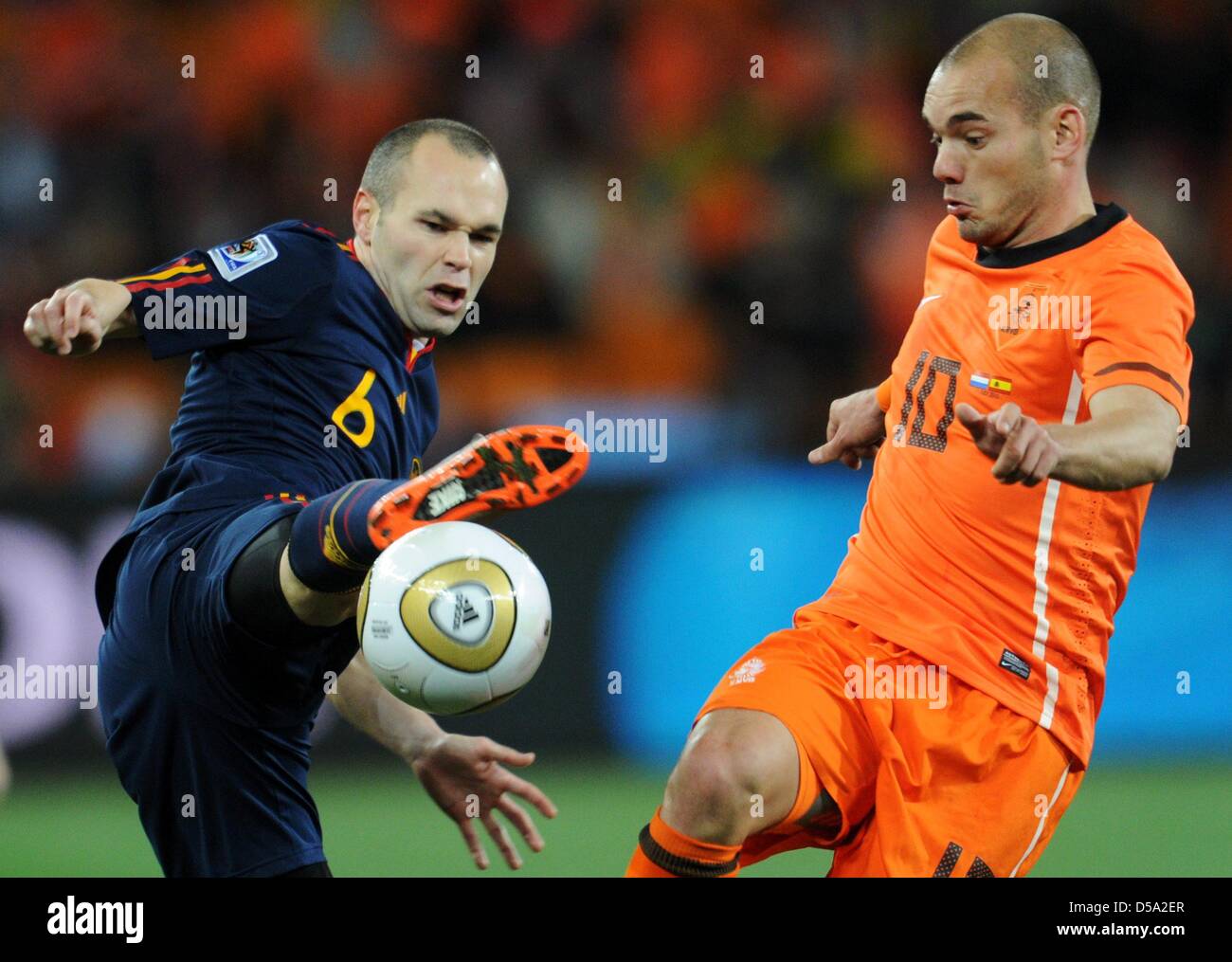 Wesley Sneijder (R) of the Netherlands vies with Andres Iniesta of Spain during the 2010 FIFA World Cup final match between the Netherlands and Spain at the Soccer City Stadium in Johannesburg, South Africa 11 July 2010. Photo: Bernd Weissbrod dpa - Please refer to http://dpaq.de/FIFA-WM2010-TC  +++(c) dpa - Bildfunk+++ Stock Photo