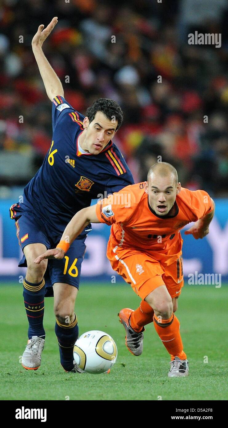 Dutch Wesley Sneijder (R) vies for the ball with Spain's Sergio Busquets during the 2010 FIFA World Cup final match between the Netherlands and Spain at Soccer City Stadium in Johannesburg, South Africa 11 July 2010. Photo: Marcus Brandt dpa - Please refer to http://dpaq.de/FIFA-WM2010-TC  +++(c) dpa - Bildfunk+++ Stock Photo