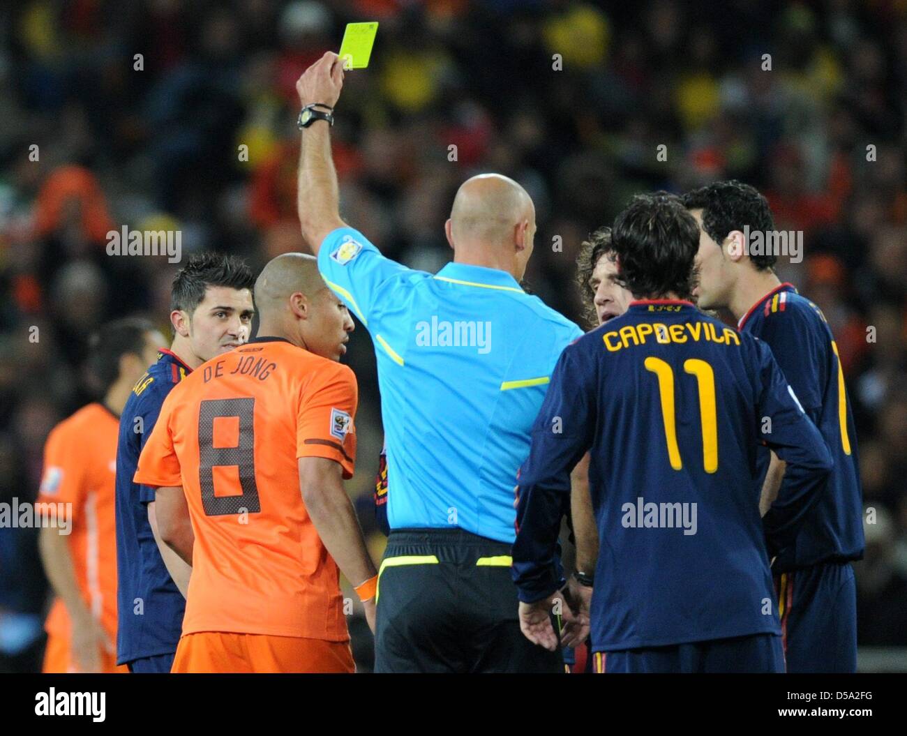 Dutch Nigel de Jong is booked with the yellow card by English referee Howard Webb during the 2010 FIFA World Cup final match between the Netherlands and Spain at Soccer City Stadium in Johannesburg, South Africa 11 July 2010. Photo: Marcus Brandt dpa - Please refer to http://dpaq.de/FIFA-WM2010-TC  +++(c) dpa - Bildfunk+++ Stock Photo