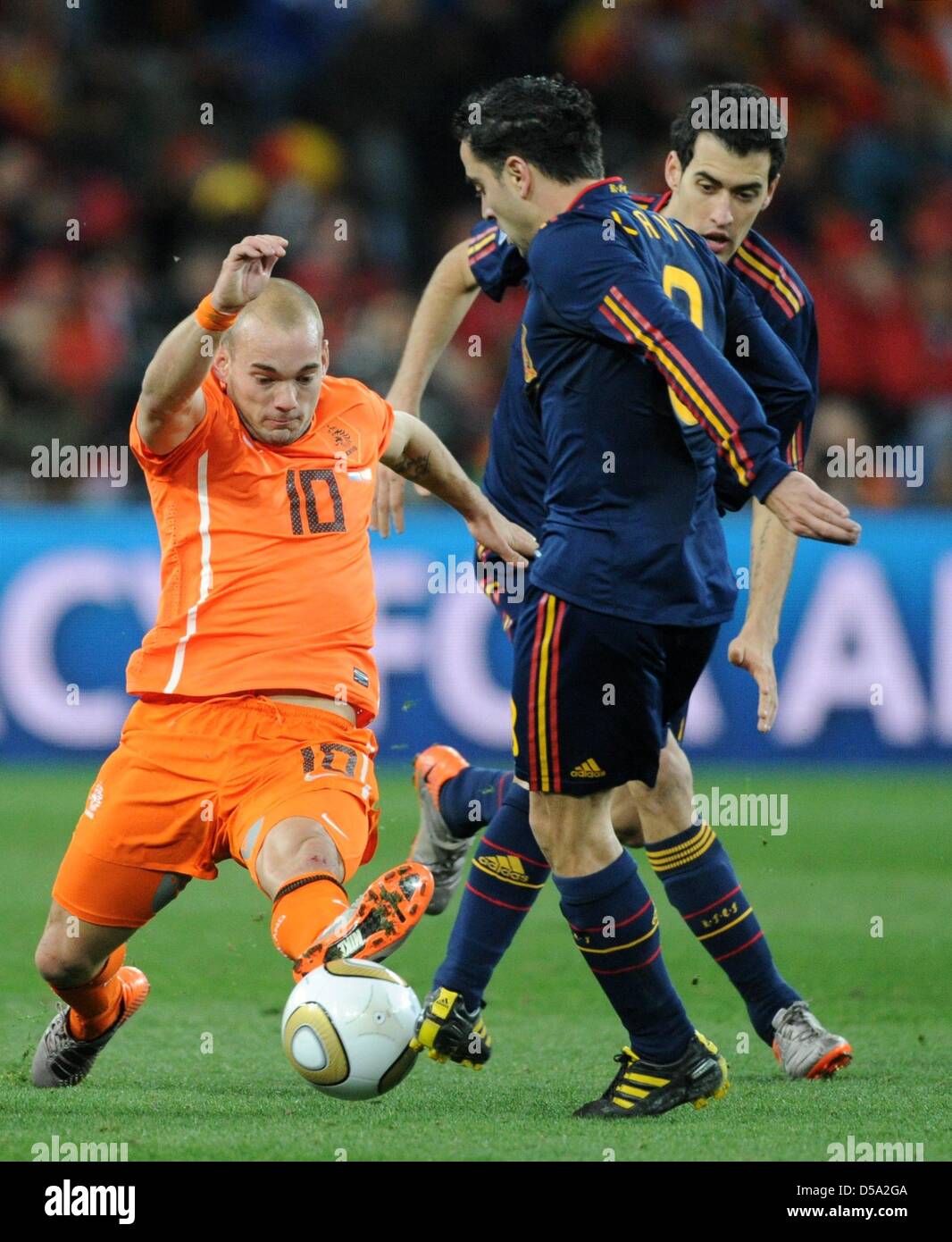 Dutch Wesley Sneijder (L) vies for the ball with Spain's Sergio Busquets (R) and Xavi during the 2010 FIFA World Cup final match between the Netherlands and Spain at Soccer City Stadium in Johannesburg, South Africa 11 July 2010. Photo: Marcus Brandt dpa - Please refer to http://dpaq.de/FIFA-WM2010-TC Stock Photo