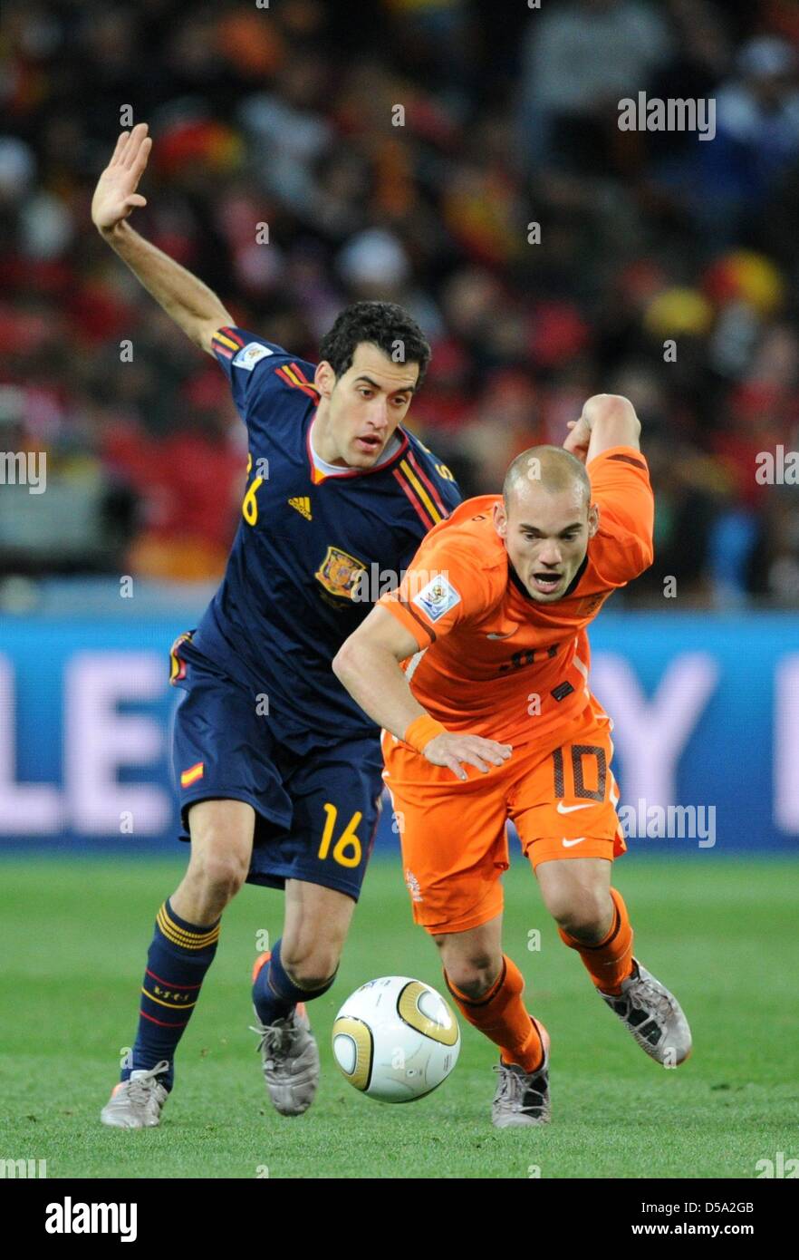 Dutch Wesley Sneijder (R) vies for the ball with Spain's Sergio Busquets during the 2010 FIFA World Cup final match between the Netherlands and Spain at Soccer City Stadium in Johannesburg, South Africa 11 July 2010. Photo: Marcus Brandt dpa - Please refer to http://dpaq.de/FIFA-WM2010-TC Stock Photo