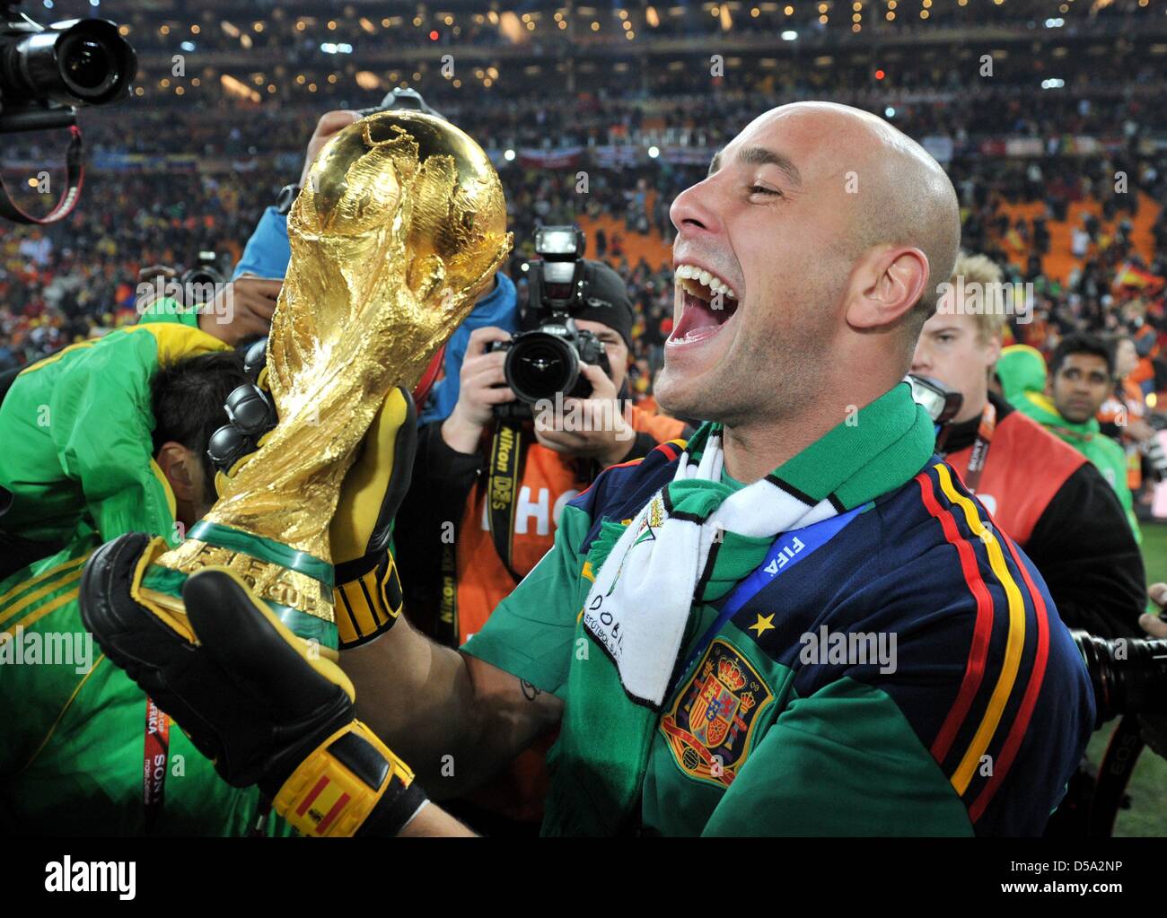 Pepe Reina of Spain celebrates with the trophy after the 2010 FIFA World Cup final match between the Netherlands and Spain at the Soccer City Stadium in Johannesburg, South Africa 11 July 2010. Photo: Bernd Weissbrod dpa - Please refer to http://dpaq.de/FIFA-WM2010-TC  +++(c) dpa - Bildfunk+++ Stock Photo