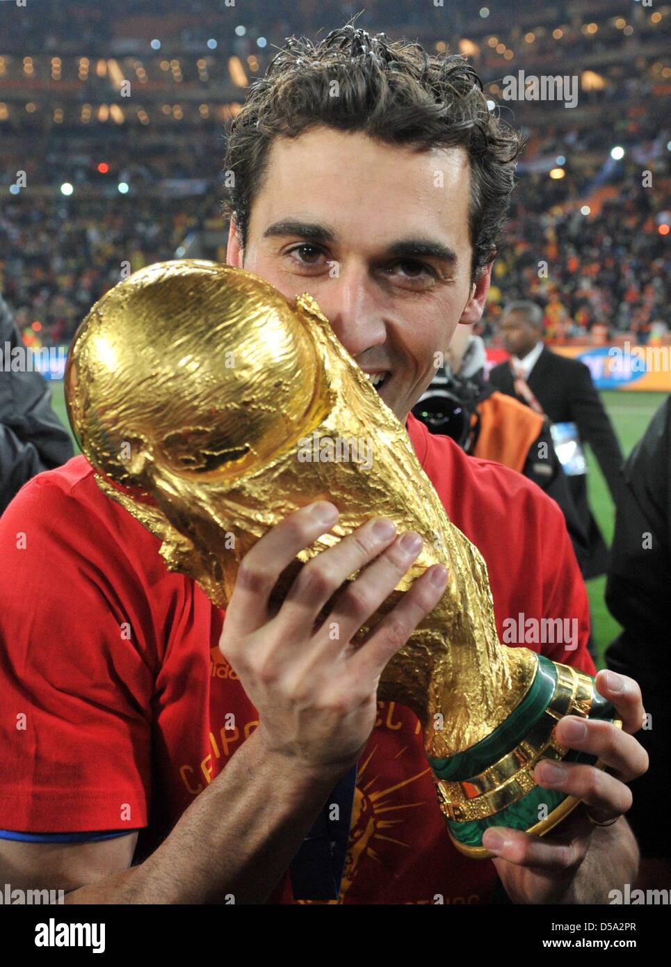 Alvaro Arbeloa celebrates with the trophy after the 2010 FIFA World Cup final match between the Netherlands and Spain at the Soccer City Stadium in Johannesburg, South Africa 11 July 2010. Photo: Bernd Weissbrod dpa - Please refer to http://dpaq.de/FIFA-WM2010-TC  +++(c) dpa - Bildfunk+++ Stock Photo