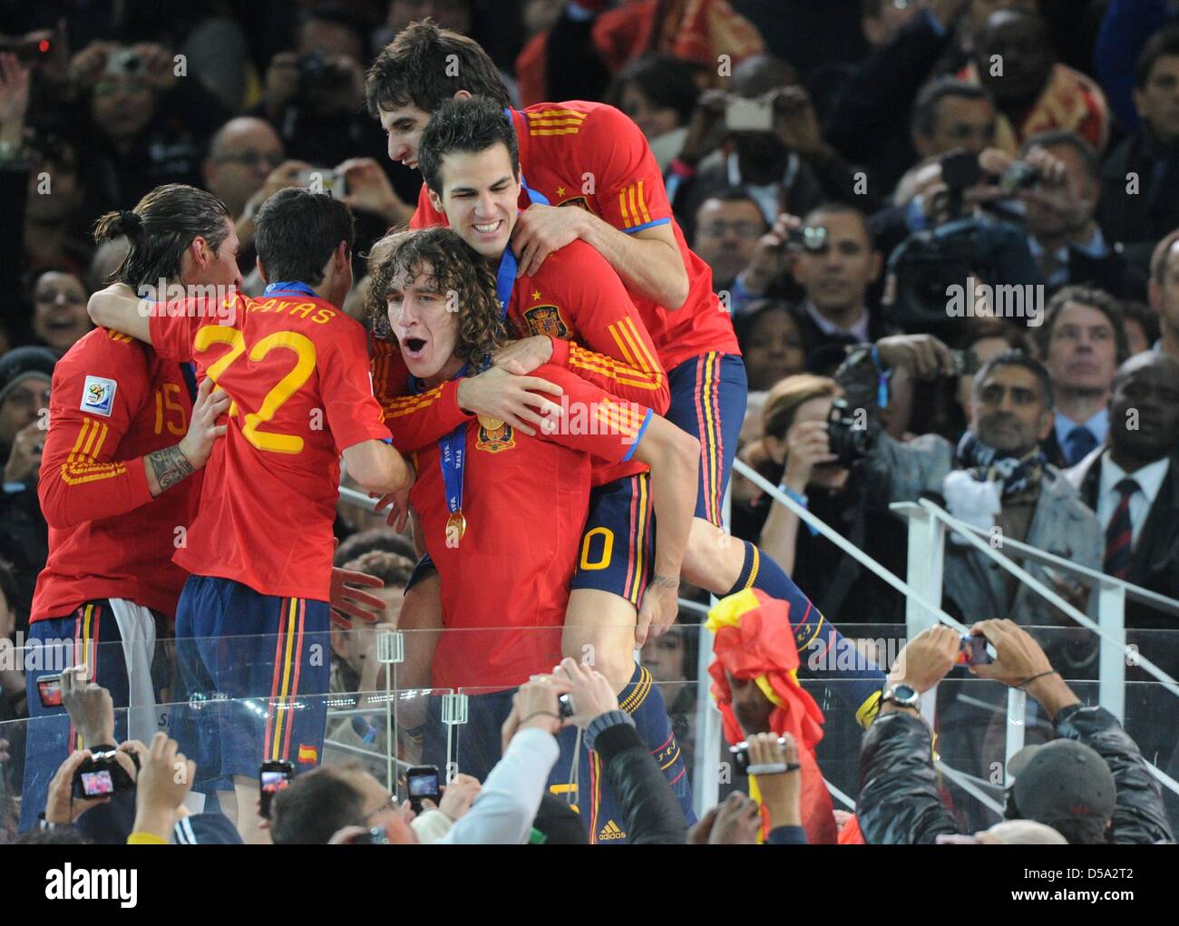 Spain's Carles Puyol (C) celebrates with team mates after the 2010 FIFA World Cup final match between the Netherlands and Spain at Soccer City Stadium in Johannesburg, South Africa 11 July 2010. Photo: Marcus Brandt dpa - Please refer to http://dpaq.de/FIFA-WM2010-TC  +++(c) dpa - Bildfunk+++ Stock Photo
