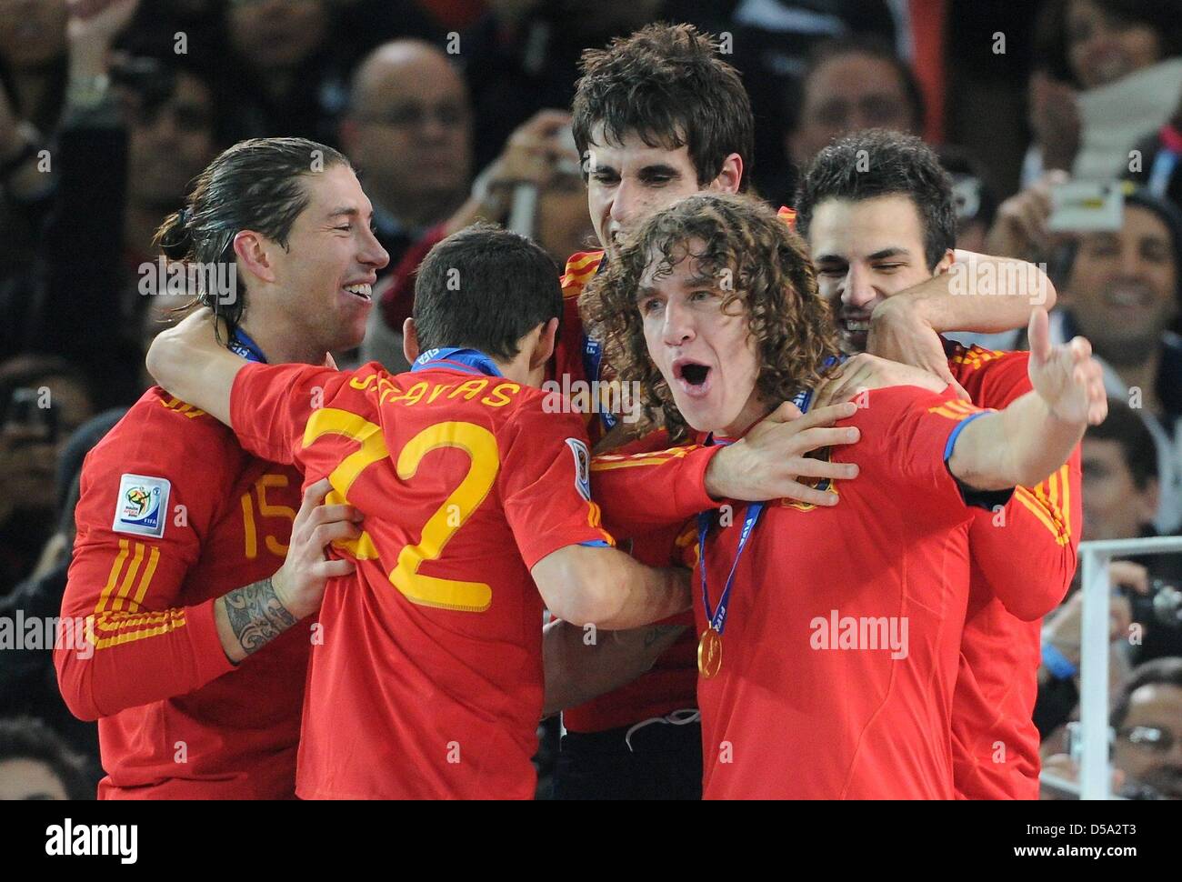 Spain's Carles Puyol (2nd R) celebrates with team mates after the 2010 FIFA World Cup final match between the Netherlands and Spain at Soccer City Stadium in Johannesburg, South Africa 11 July 2010. Photo: Marcus Brandt dpa - Please refer to http://dpaq.de/FIFA-WM2010-TC  +++(c) dpa - Bildfunk+++ Stock Photo