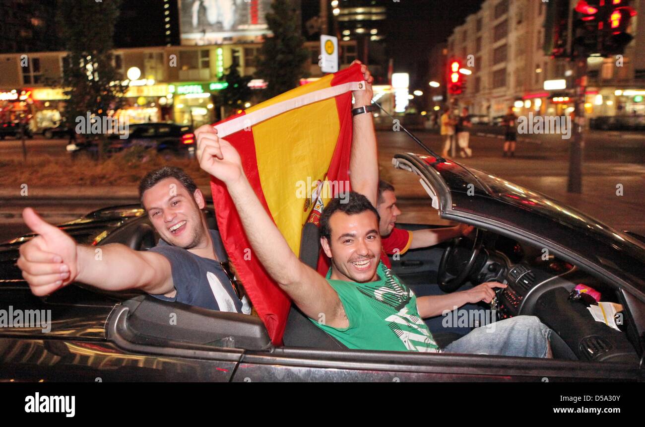 Spanish soccer fans celebrate the victory of their team with a car convoy across the Reeperbahn in Hamburg, Germany, 11 July 2010. Spain won the final match of the FIFA World Cup 2010 in South Africa against the Netherlands with the score 1-0. Photo: Bodo Marks Stock Photo