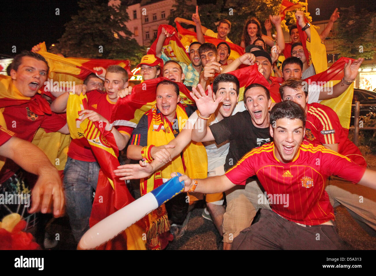Spanische Fußballfans feiern am Sonntag (11.07.2010) auf der Reeperbahn ...
