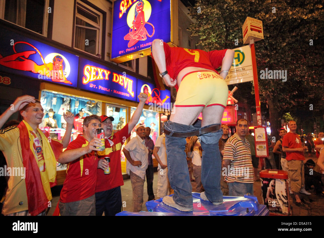 Ein Spanischer Fußballfan demonstriert am Sonntag (11.07.2010) auf der Reeperbahn in Hamburg nach dem Sieg der spanischen Mannschaft  seine Unterhose, die die Farben der spanischen Nationalflagge trägt. Spanien gewann das Finale der Fußball Weltmeisterschaft in Südafrika gegen die Niederlande mit 0:1. Foto: Bodo Marks dpa/lno Stock Photo