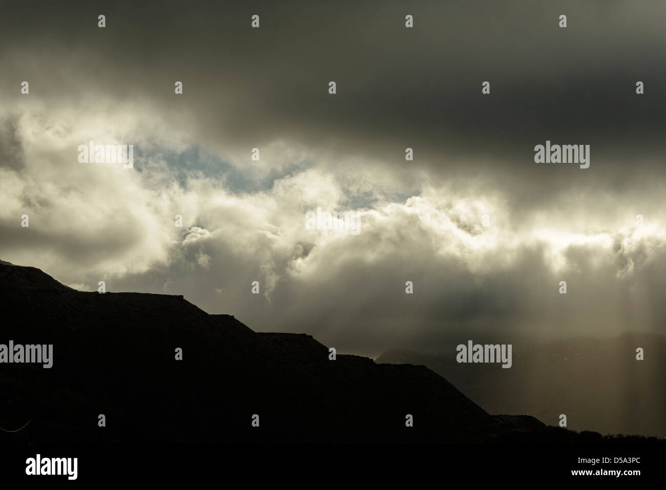Clouds and rays of sunlight over the Dinorwic slate quarry Stock Photo