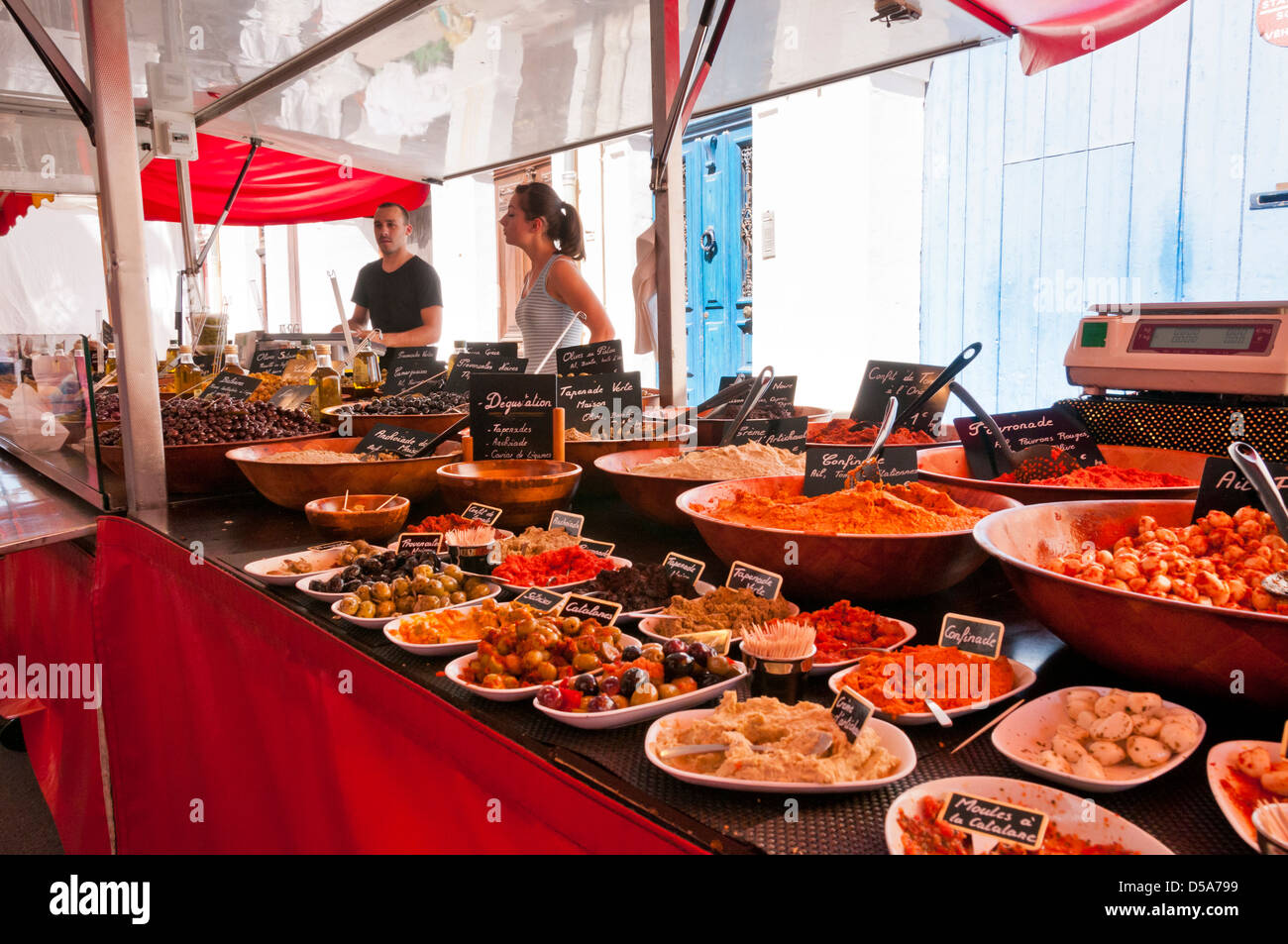 Stall selling tapenade and olives in Outdoor market in Mèze, Hérault,  Languedoc Roussillon, France Stock Photo - Alamy