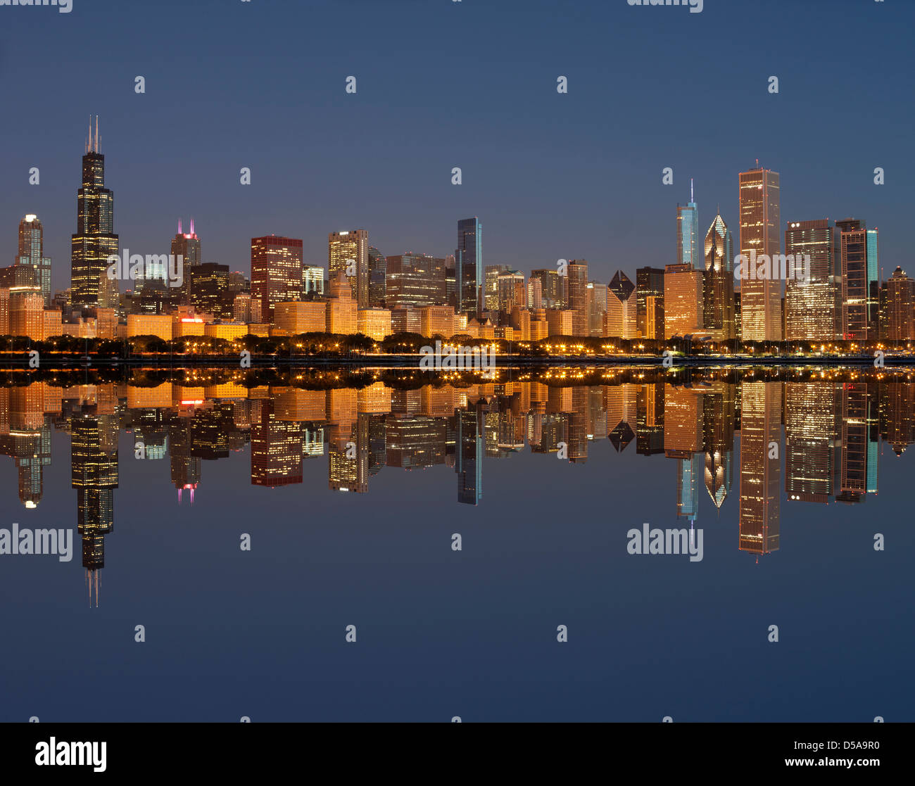 LAKE SHORE SKYLINE DOWNTOWN CHICAGO ILLINOIS USA Stock Photo - Alamy